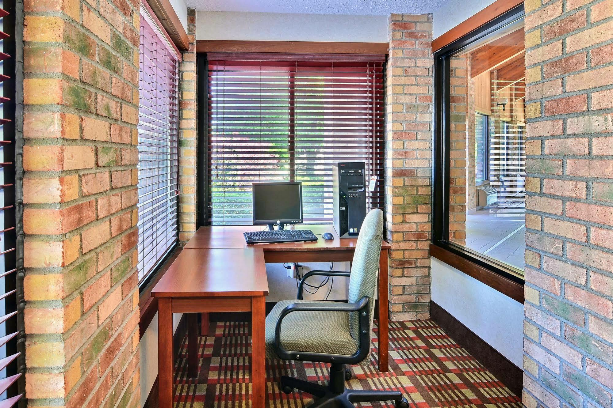 East Liverpool Quality Inn מראה חיצוני תמונה